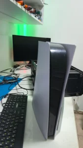Замърсен PlayStation 5 преди професионално почистване и профилактика