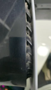 Замърсен PlayStation 5 преди професионално почистване и профилактика